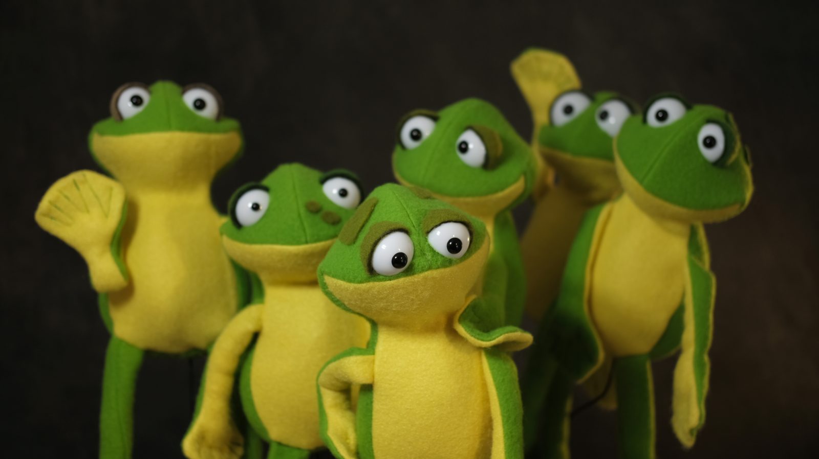 mini frog puppets