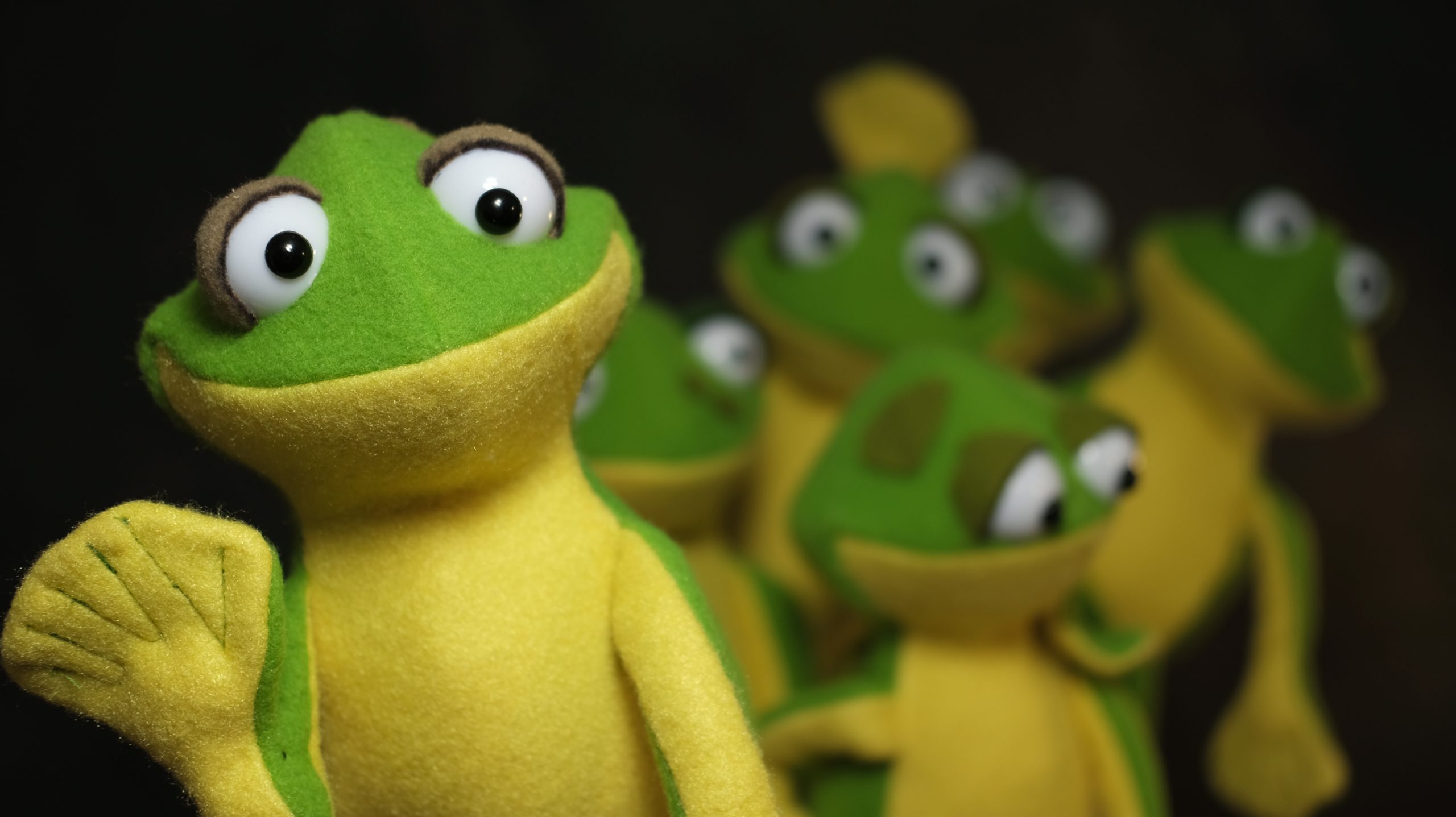 mini frog puppets